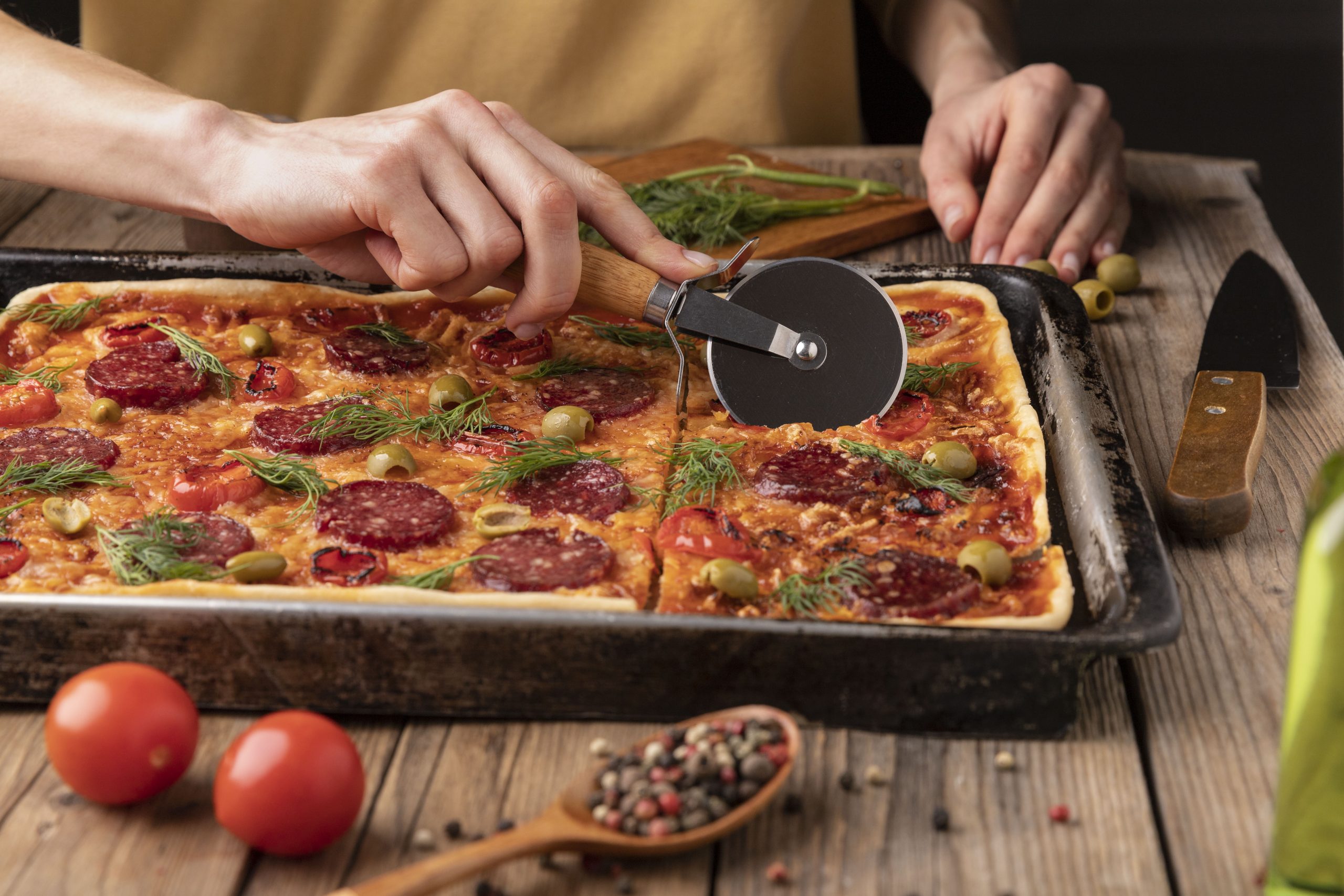 Detroit-style pizza met krokante kaasrand